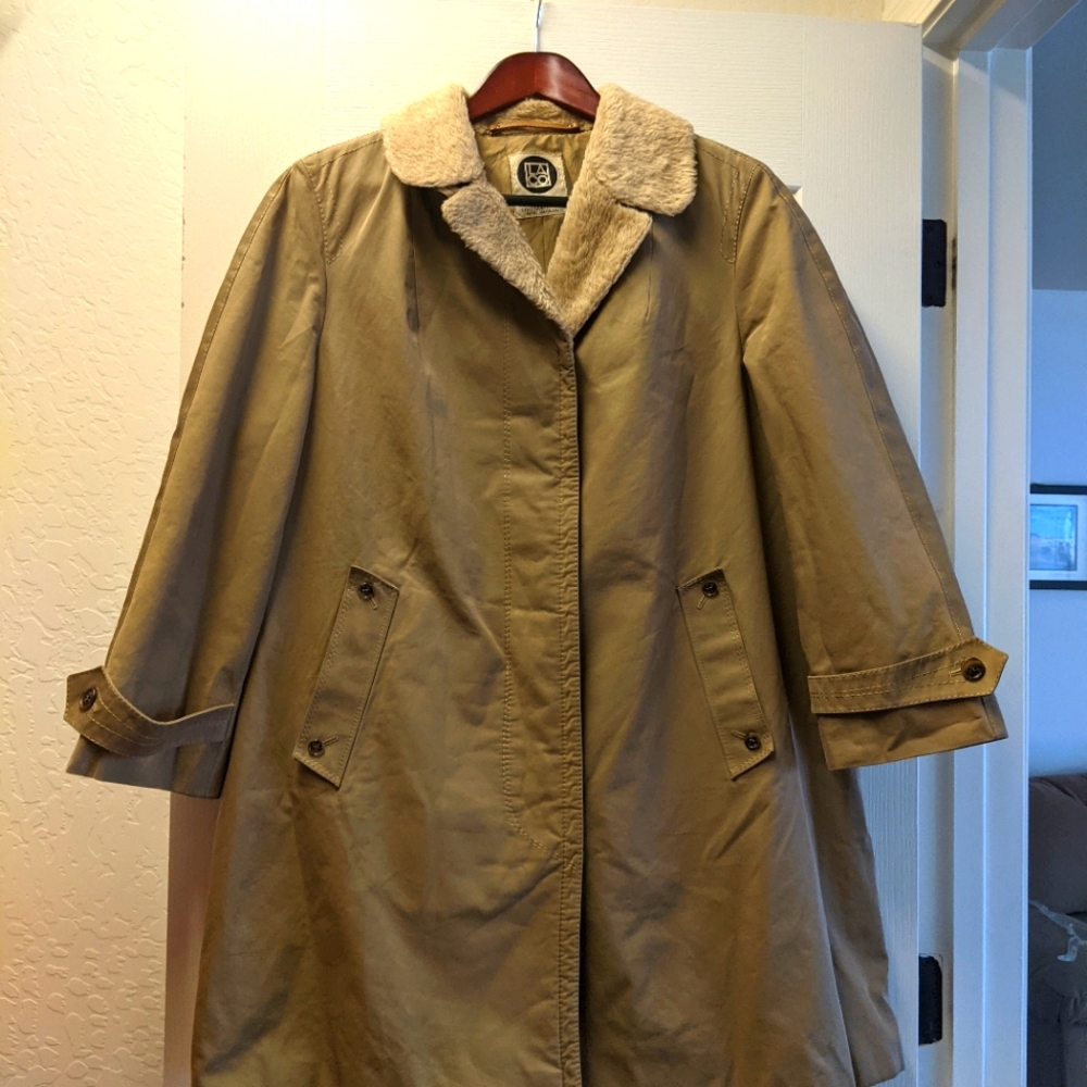 Beautiful tailored German coat size m top to bottom 35 inches. Pit to pit 23 inc